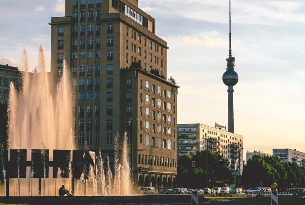 Zu sehen sind der Berliner Häuser, ein Brunnen und der Fernsehturm im Hintergrund